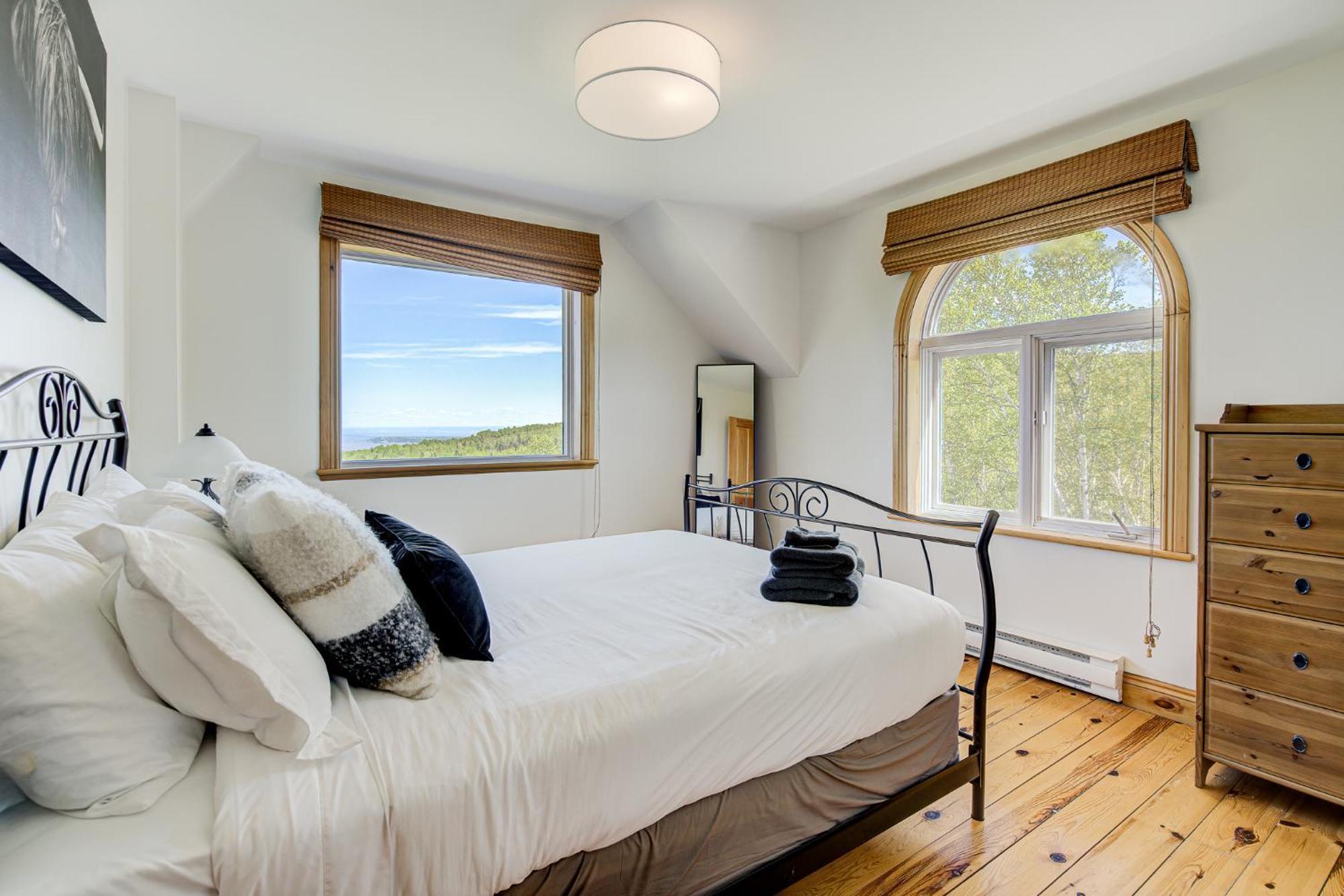 Cozy Haven With Spa & Stunning Views Baie-Saint-Paul Exterior photo